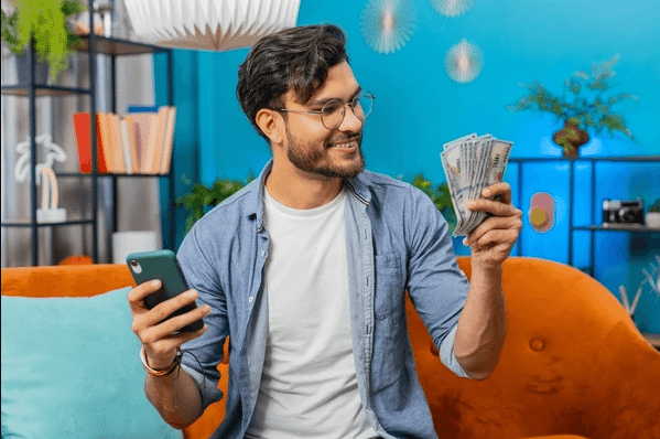 Homem feliz planejando suas finanças e conquistas através de consórcio.